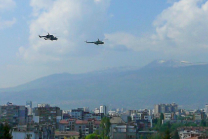 Военни хеликоптери смутиха София