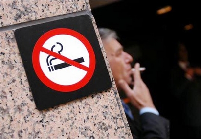 Обмислят забрана на цигарите на стадионите и спирките