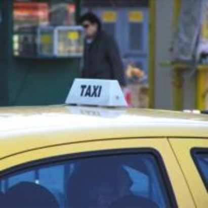 Такси блъсна дядо в центъра на Бургас