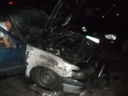 Маскиран пироман запали кола в ж.к. "Славейков", избяга с туби бензин