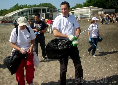Кмет и депутати свалиха костюмите и подхванаха боклуците по плажа в Бургас (СНИМКИ)