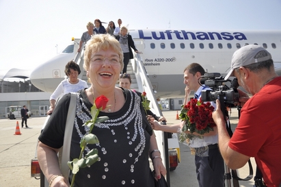 С рози и подаръци посрещнаха първия полет на Луфтханза до Бургас за 2012-а