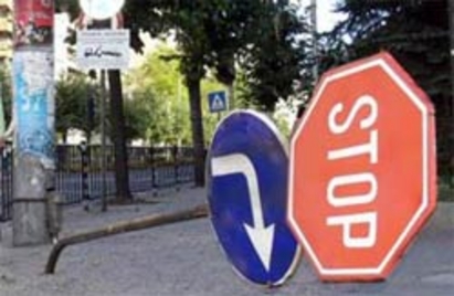 Шофьори се изпотрошиха в Бургас, не знаят пътните знаци