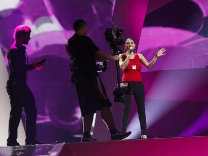 Софи Маринова пее в бяла кожа и злато на полуфинала