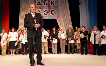 Кметът Иван Алексиев награди учители и културни дейци в Поморие
