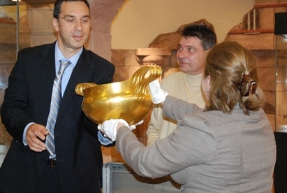 Златното и сребърно съкровище на траките  пристигна в Бургас
