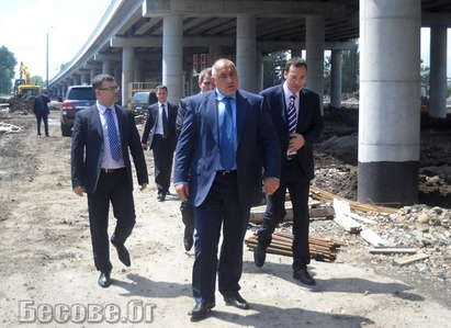 Премиерът Борисов профуча с джипа си по недовършената Детелина Бургас-Созопол