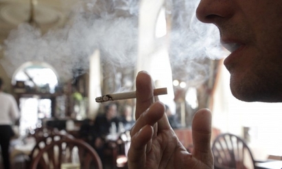 Депутати хвърлят цигарите в името на закона