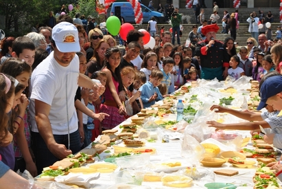 36-метров сандвич направиха шеф Иванов и деца за празника 1 юни