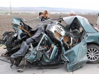 Четирима изгоряха в „Мерцедес” на пътя Бургас-София