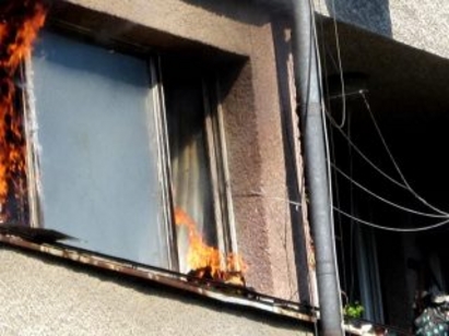 Пожар над „Райфайзенбанк” в центъра на Бургас, спасена е 80-годишна жена