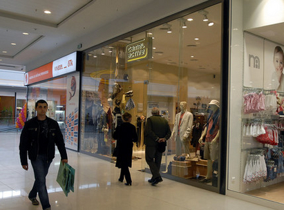 Чужденец купува чаршафи с фалшиво евро в мола