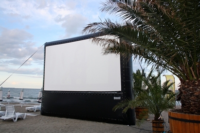 Монтираха 6,5-метров екран на бургаския плаж заради Евро 2012