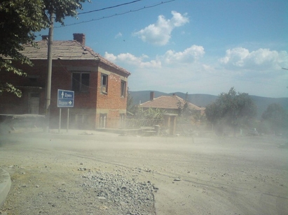 Сунгурларско село потъна в прах, хората на бунт заради ремонт на път