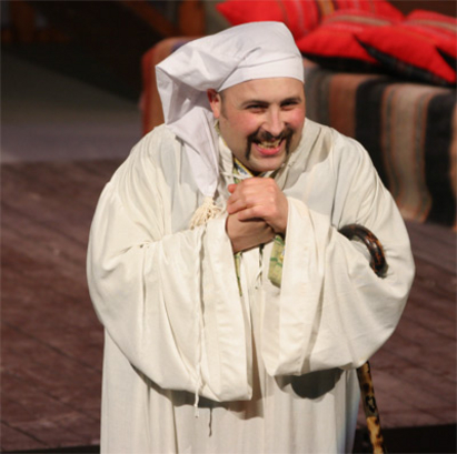 Руслан Мъйнов пее и пуска шеги от сцената на Бургаската опера