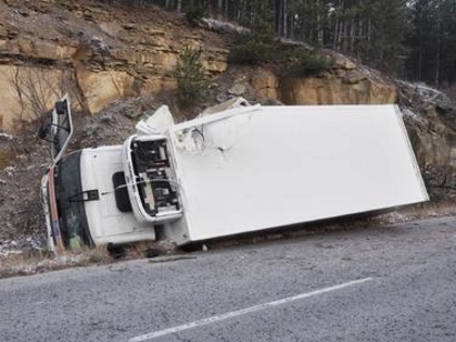 Камион падна в 20 метрова пропаст край Несебър, шофьорът загина на място