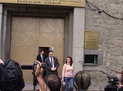 Стягат криминалист за шеф на Бургаския затвор, цирковете вътре продължават