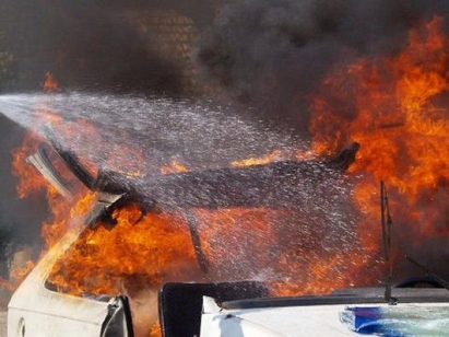 Рено избухна в пламъци, шофьорът обгоря, след като запали цигара