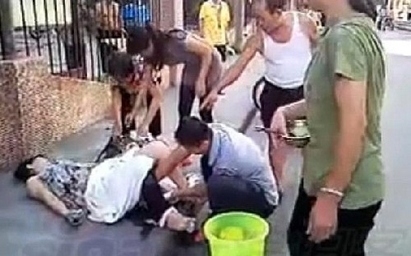 Съпруг изроди жена си на тротоара, без да дочака линейката (Снимки)