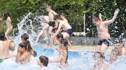 Туристи скачат в гнусни басейни в Созопол