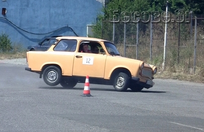 Жени-шофьори запалиха гуми на рали „Вромос“ в Бургас