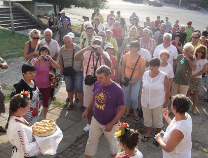 Еуфория в Дебелт: посрещнаха първите туристи с хляб, вампири и кръшни  хора