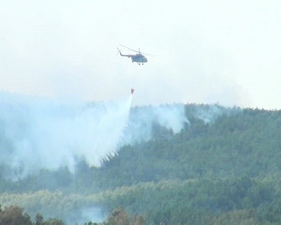 Още гори край Козичене, гасят с хеликоптери