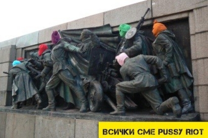 Паметникът на Съветската армия осъмна боядисан