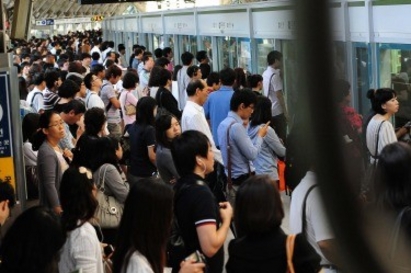 Пътник наръга осем души в метрото