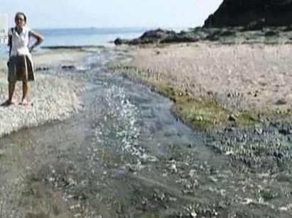 Попският плаж в Царево тъне в помия, морето най-чисто в Приморско