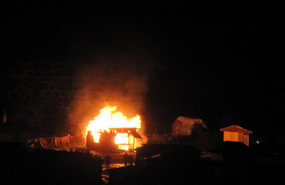 Пламнаха бунгалата на БАН в Ахтопол, туристи по пижами гасят огъня