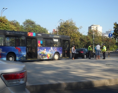 Разярен шофьор потроши с юмруци автобус №12 срещу МБАЛ в Бургас