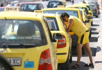 Таксиджии се оплакват: Сезонът свърши рано, самолетите само прибират туристи