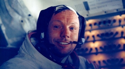 Почина Нийл Армстронг - първият човек на Луната