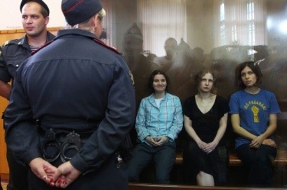 Издирвани момичета от "Пуси райът" напуснаха Русия