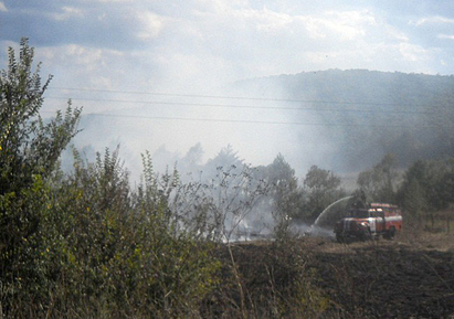 Пожар гори край Ясна поляна, огънят е близо до къщите