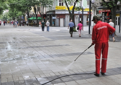 Мият улиците в центъра и комплексите на Бургас по график
