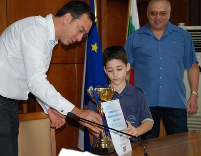 Кметът Николов се срещна с 8-годишния Цветан - европейския шампион по шах