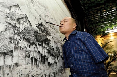 Художник с ампутирани ръце рисува с устата си