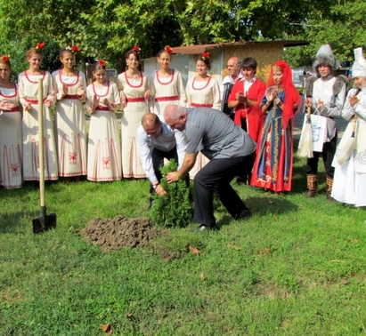 С дръвче на приятелството закриха Фолклорния фестивал в Приморско