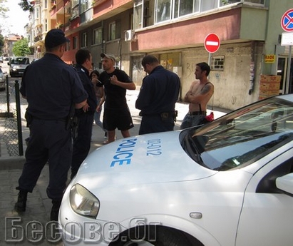 Циганин нападна полицай с отвертка