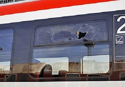 Цигани потрошиха стъкла върху главата на жена във влака Бургас-Стара Загора