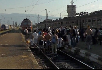 Разгневени пътници отвличат влака София-Горна Оряховица (ВИДЕО)