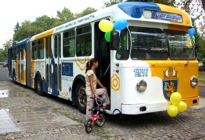 Шарен швейцарски тролейбус радва бургазлии на Пантеона