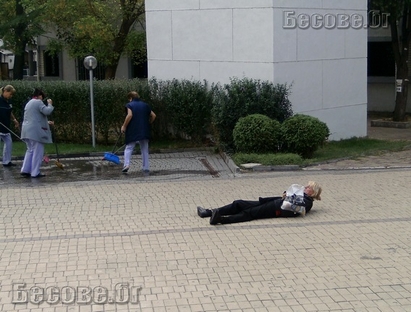 Жена се просна на плочките пред БСУ, бургазлии й обърнаха гръб