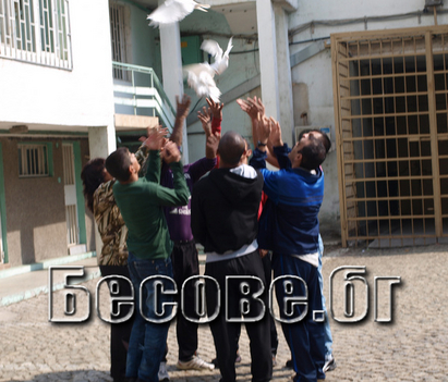 Гълъби на свобода за първия учебен ден в Затвора Бургас