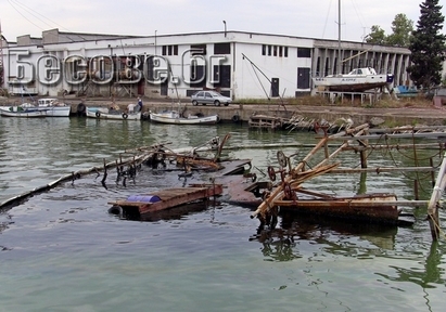 РИОСВ: Проби се резервоар, изтекоха сантинни води в Пристанище Бургас