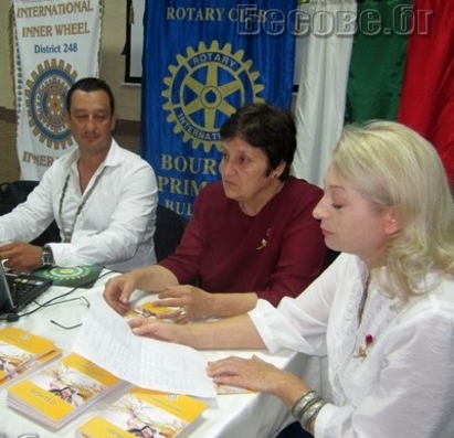 Бургаски дами изкупиха стихове в помощ на болни деца