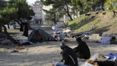 Челен опит: Гневни жители на Марсилия подпалиха цигански катун