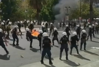 Анархисти нападат имигранти в Атина